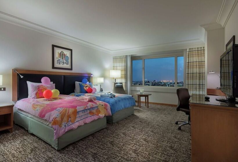 اتاق خانوادگی تودرتو, Adana Hiltonsa