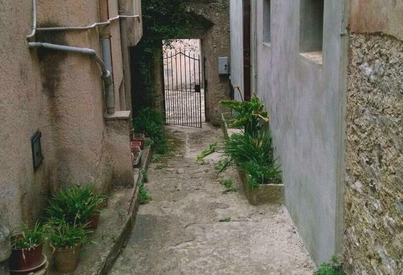 اتاق استاندارد با سرویس بهداشتی مشترک, Casa Bomboniera