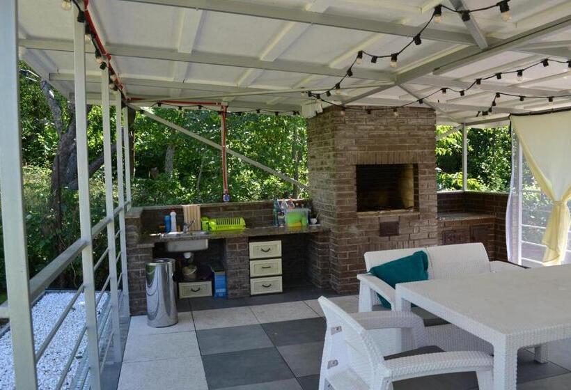 سوییت با چشم‌انداز باغ, Guest House At Lesya Ukrainka