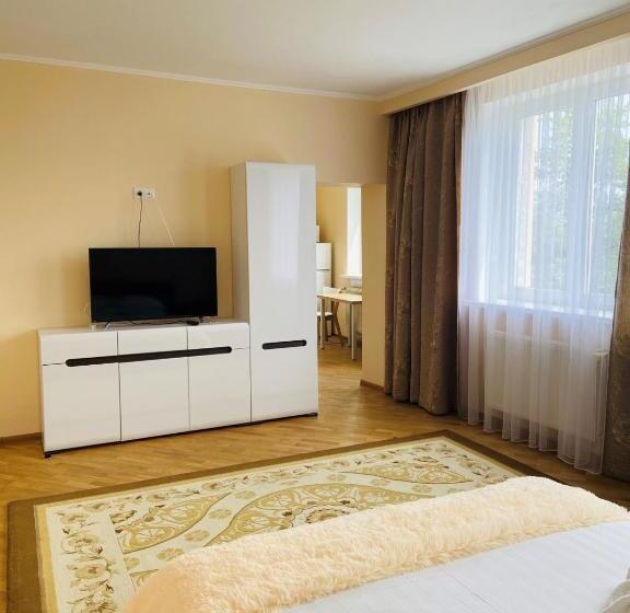 سوییت با چشم‌انداز باغ, Guest House At Lesya Ukrainka