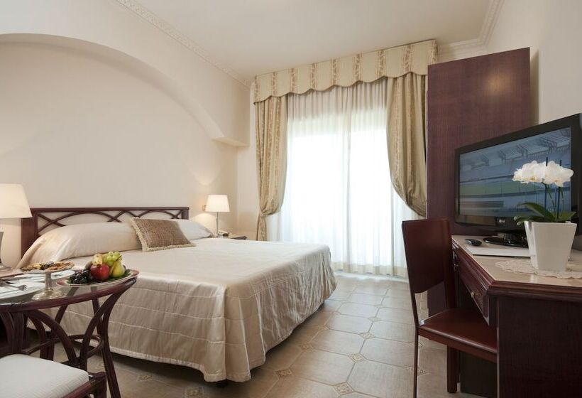 Трехместный Номер Классика, Grand Hotel Gallia