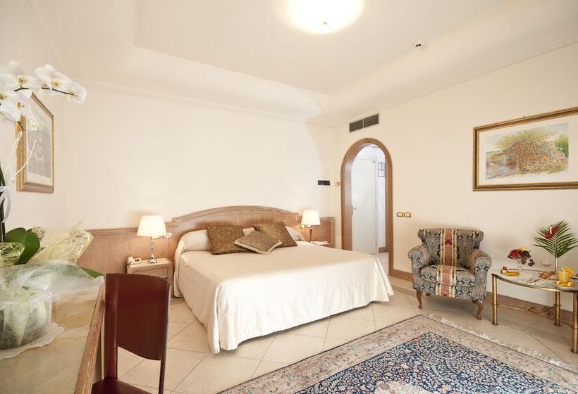 Трехместный Номер Deluxe, Grand Hotel Gallia
