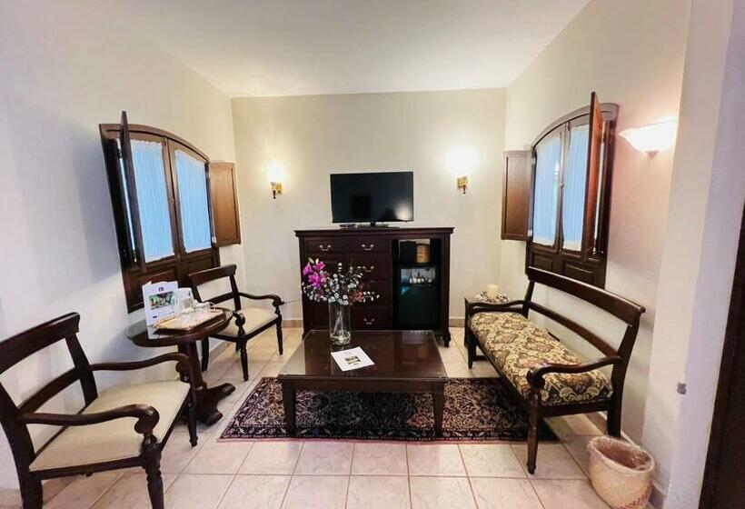 سوییت جونیور, Hacienda Los Laureles