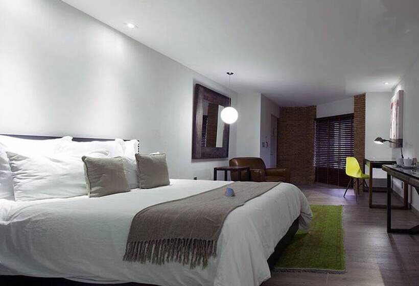 سوئیت مستر, Nehotel Nueva Estancia