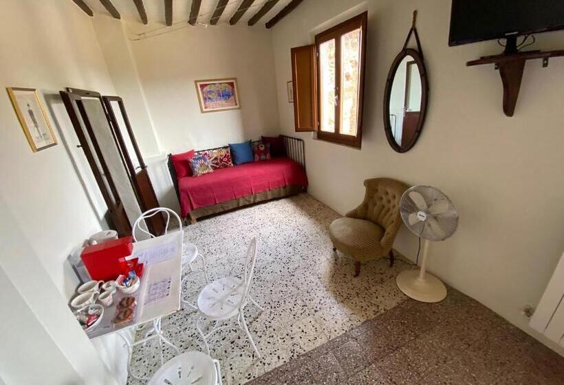 اتاق سوپریور سه تخته, Rooms And Wine Al Castello