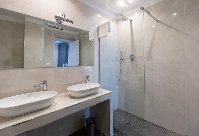 استودیوی استاندارد با چشم‌انداز دریا, Grand Hotel Serapide