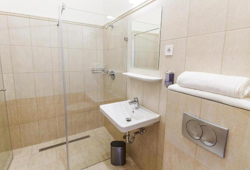 اتاق استاندارد سه نفره, Domus Peregrini Apartmanok