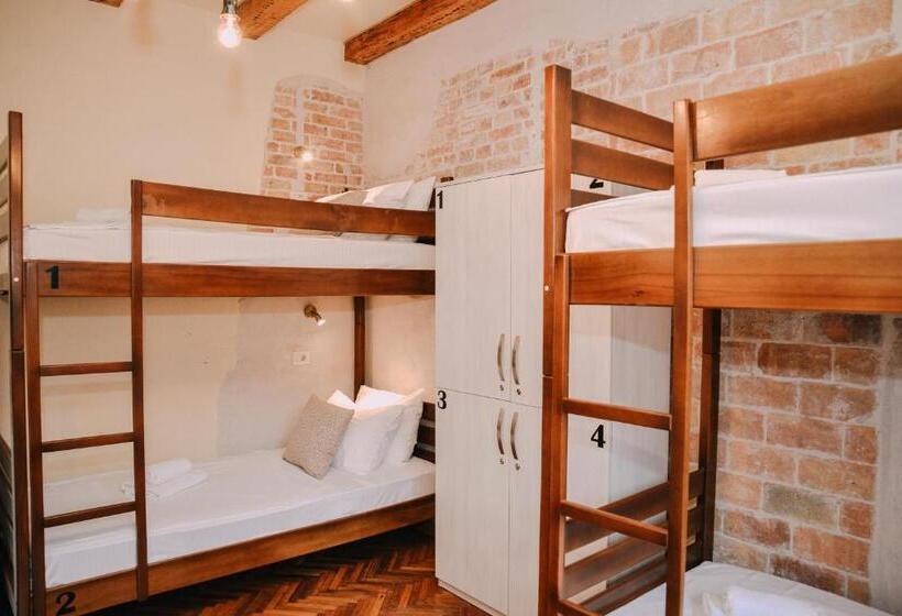 تختخواب در اتاق مشترک, Step To Kotor Bay Guesthouse