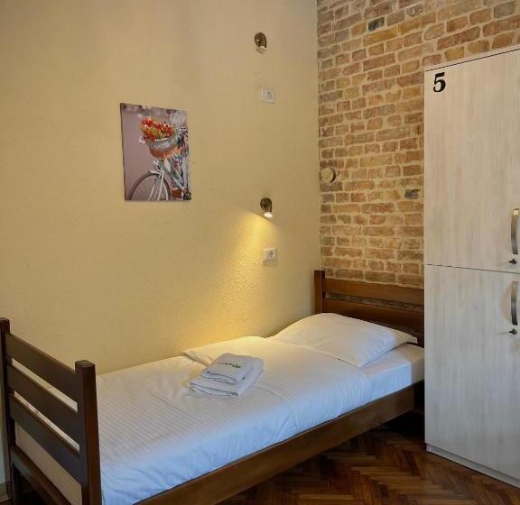اتاق استاندارد سه نفره, Step To Kotor Bay Guesthouse
