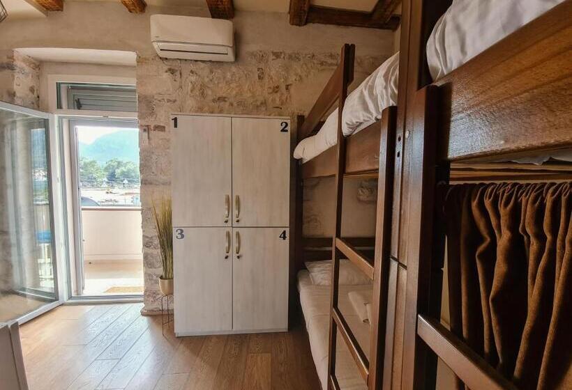 تختخواب در اتاق مشترک, Step To Kotor Bay Guesthouse