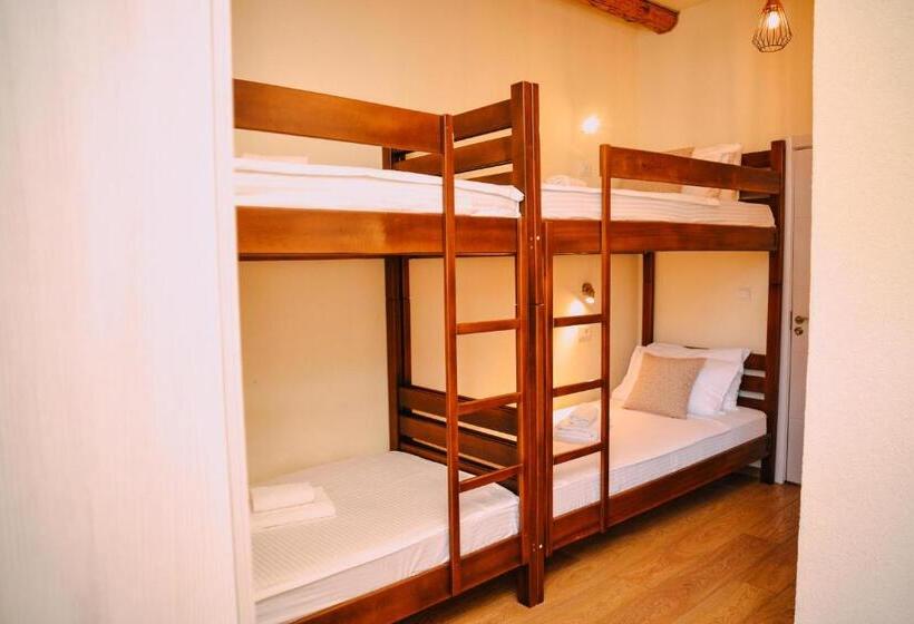 تختخواب در اتاق مشترک, Step To Kotor Bay Guesthouse