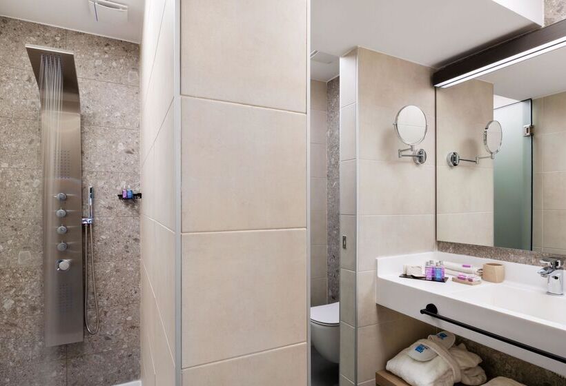 סוויטה משפחתית, Blue Dolphin