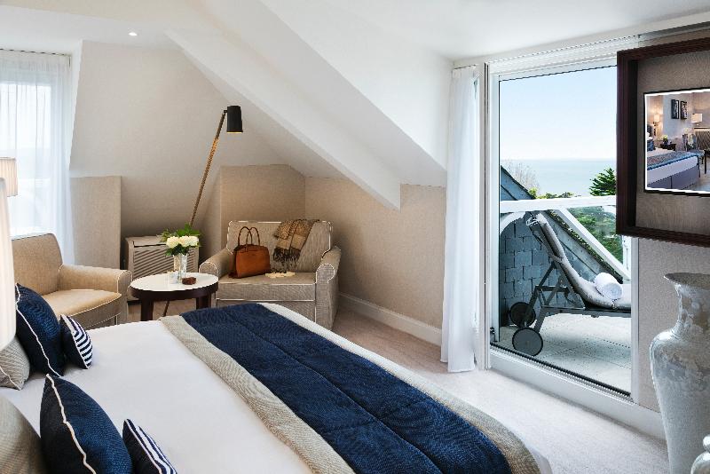 חדר משפחתי, Blue Dolphin