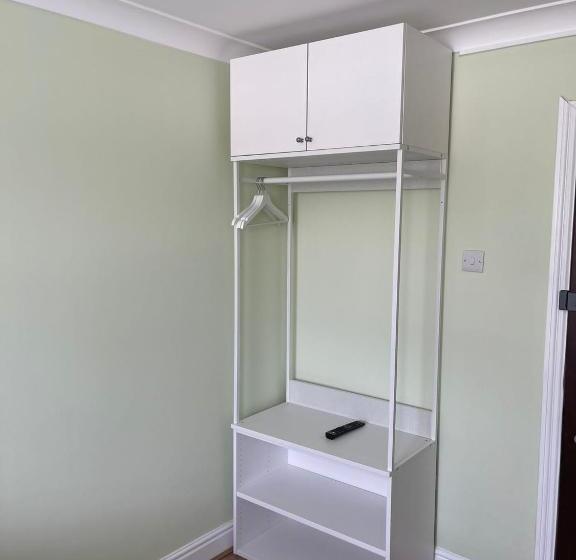 استودیوی سوپریور, Gallery Hyde Park Hostel