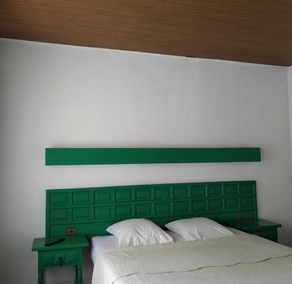 Номер Стандарт Трехместный, Hôtel Le Mas Fleuri