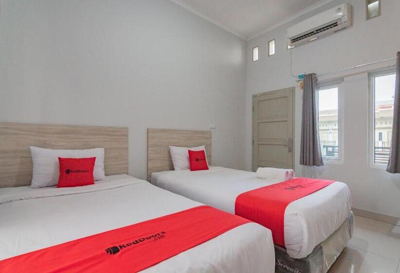 Номер Deluxe, Reddoorz Plus Syariah @ Tuparev Cirebon 3