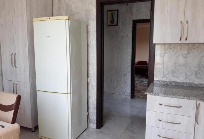 اتاق استاندارد سه تخته با سرویس بهداشتی مشترک, Nika's Guest House