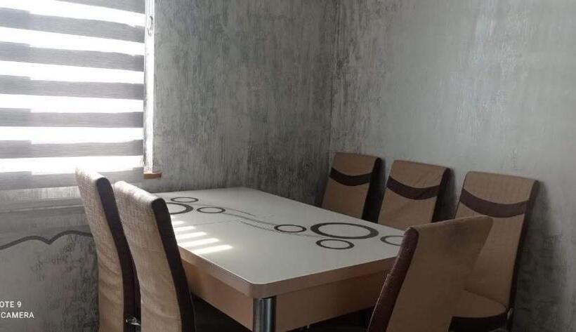 اتاق استاندارد سه تخته با سرویس بهداشتی مشترک, Nika's Guest House