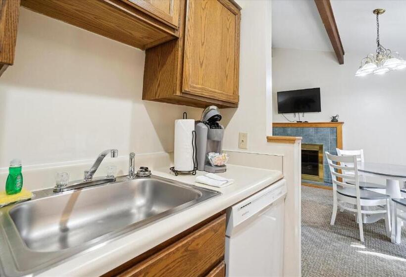 Люкс, Cedarbrook Queen Suite 203