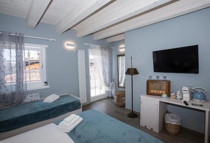 اتاق لوکس, Laura E Christian   Rooms