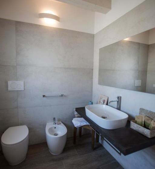 اتاق لوکس, Laura E Christian   Rooms