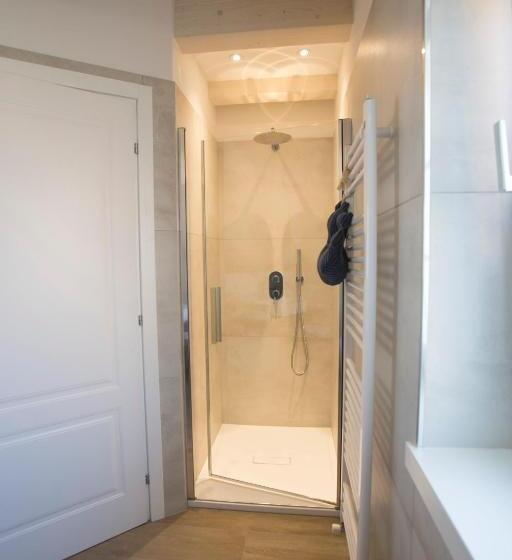 اتاق لوکس, Laura E Christian   Rooms