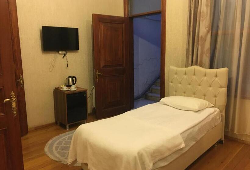 Economy Triple Room, Amida House