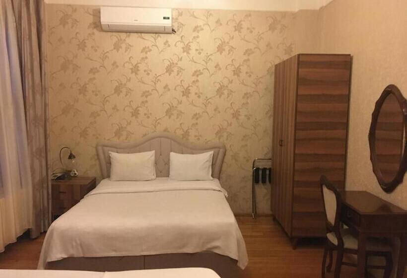 Economy Triple Room, Amida House