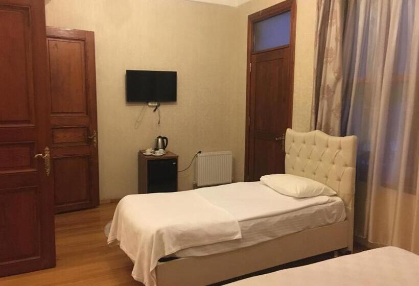 Economy Triple Room, Amida House