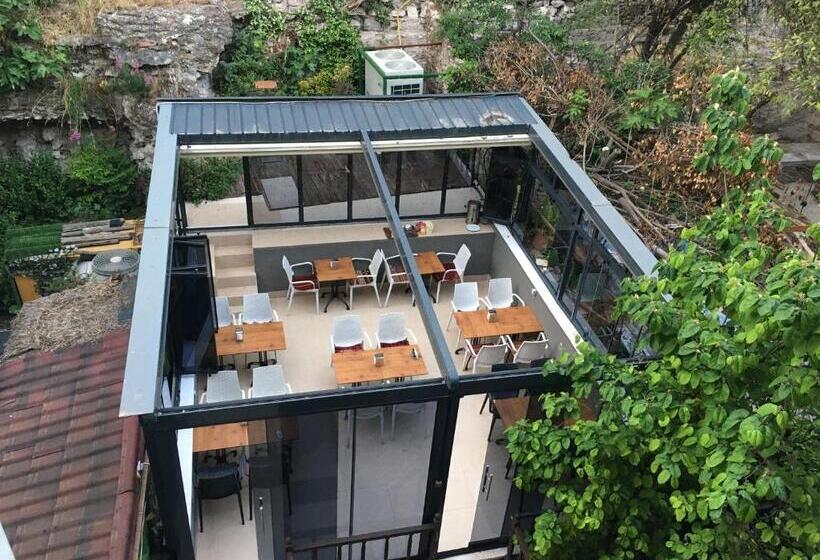 Economy Triple Room, Amida House