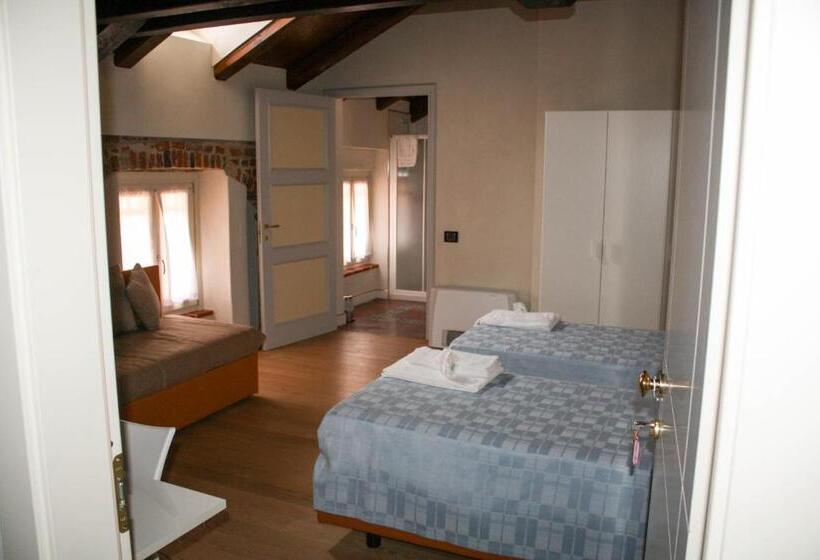 اتاق لوکس با چشم‌انداز شهر, Palazzo Sacco Hostello Fossano