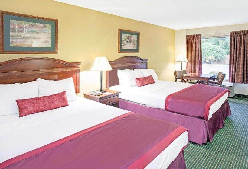 Номер Deluxe, Ramada By Wyndham Walterboro