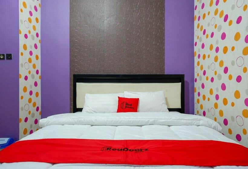 Семейный Номер, Reddoorz Near Stasiun Kebumen