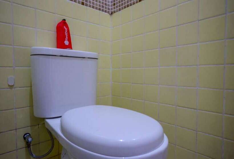 Семейный Номер, Reddoorz Near Stasiun Kebumen