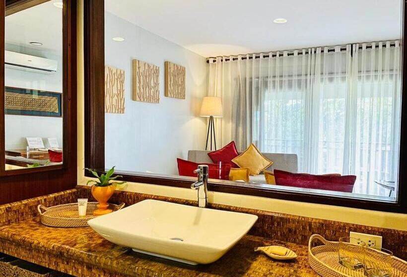 اتاق لوکس با تخت بزرگ, Amun Ini Beach Resort & Spa