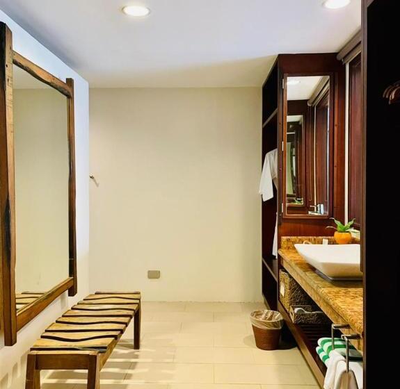اتاق لوکس با چشم‌انداز دریا, Amun Ini Beach Resort & Spa