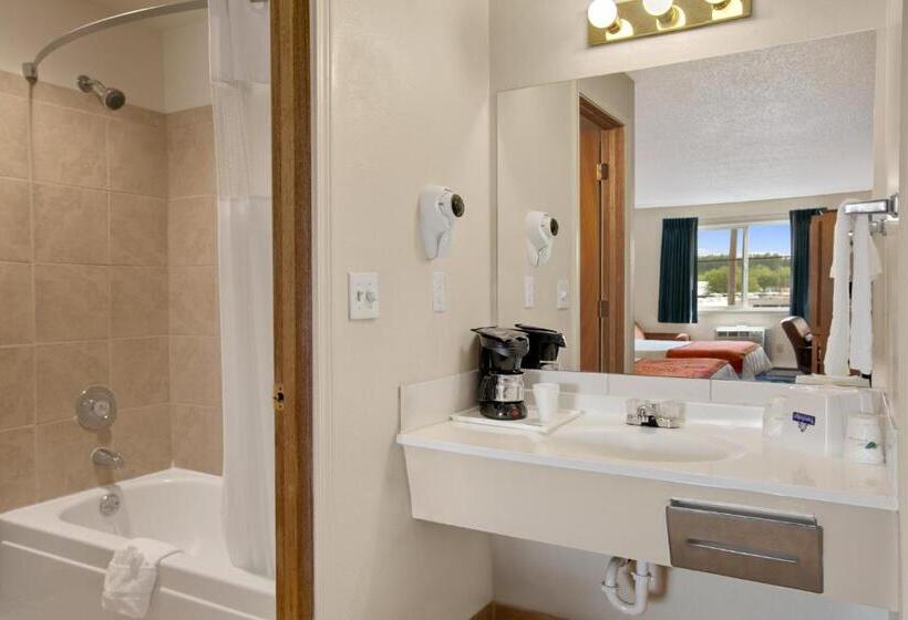 带大床的标准间, Travelodge By Wyndham Port Of Tacoma Wa