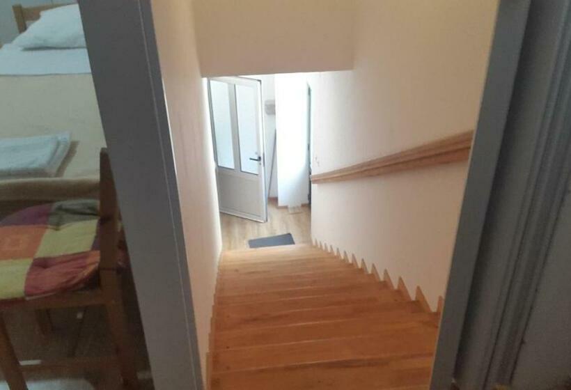 استودیوی استاندارد, Guest House Fosa
