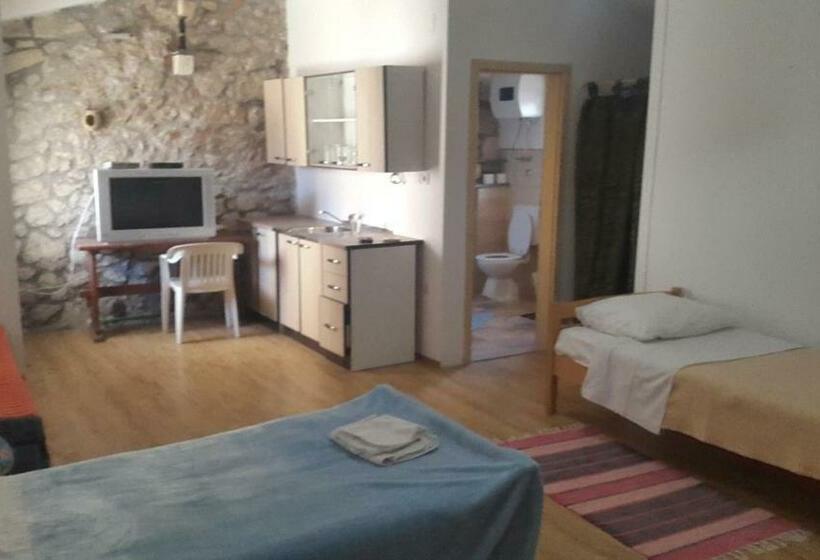 استودیوی استاندارد, Guest House Fosa