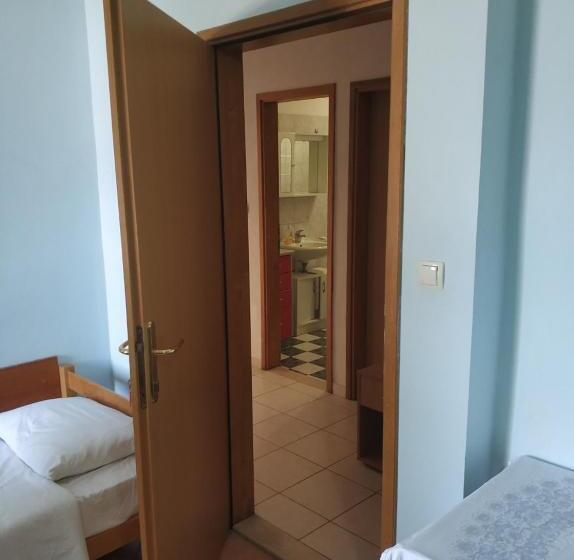 اتاق استاندارد سه تخته با بالکن, Guest House Fosa