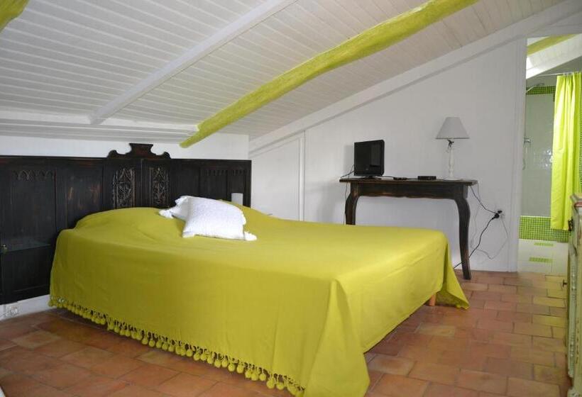 Номер Стандарт в Мансарде, Maison Saint Louis Avec Jacuzzi