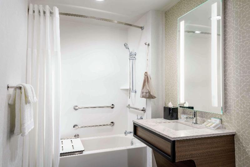 带大床的标准间, Hilton Garden Inn Annapolis Downtown