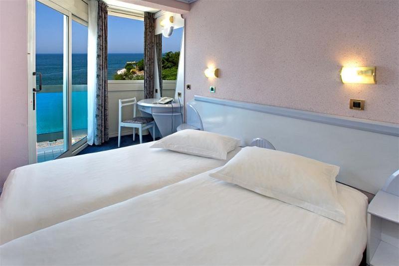 Superior room with lake view, The Chateau At Lake La Quinta