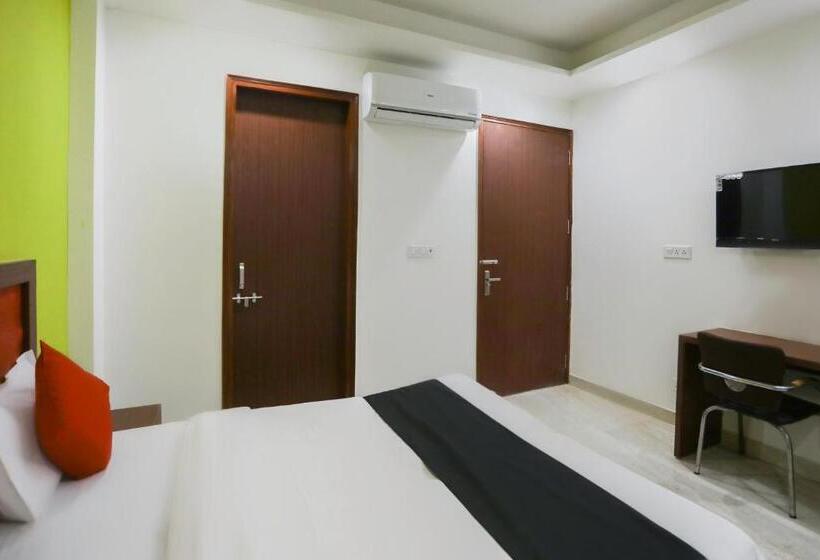 Quarto Triplo Clássico, Capital O Hotel Sapphire Near Iskcon Temple Noida