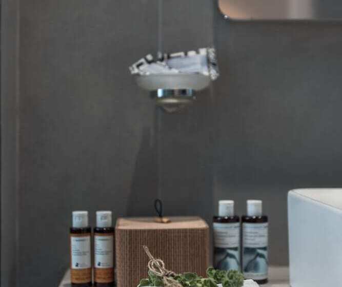 سوئیت مستر, Aeifos Boutique