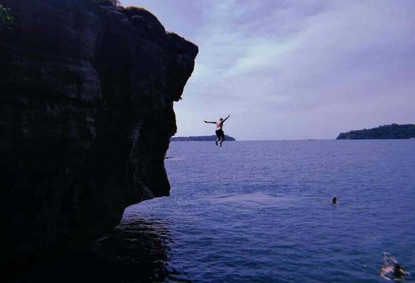 بانگلوی استاندارد, Crusoe Koh Takiev Island