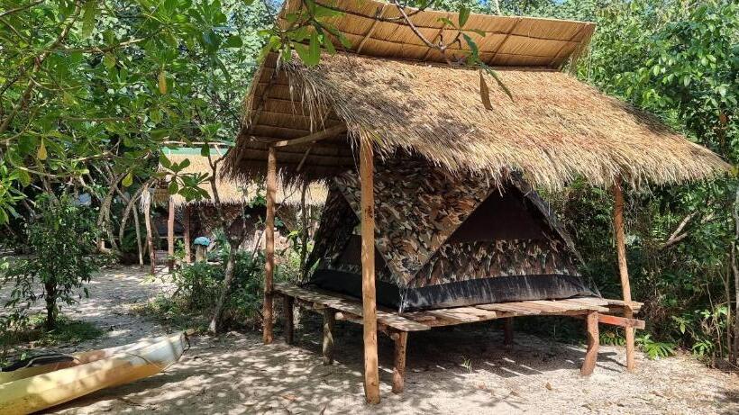 چادر با خدمات رفاهی استاندارد, Crusoe Koh Takiev Island