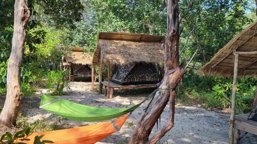 چادر با خدمات رفاهی استاندارد, Crusoe Koh Takiev Island