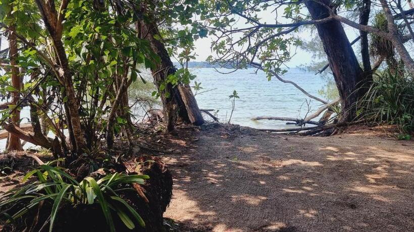 بانگلوی لوکس, Crusoe Koh Takiev Island