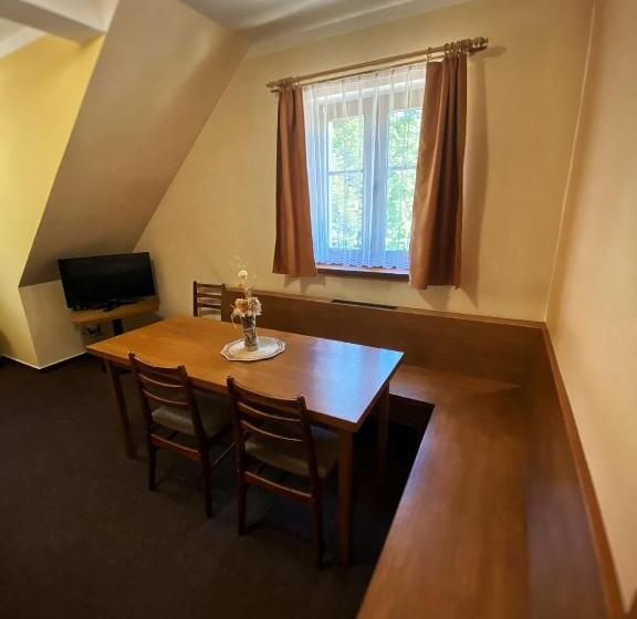 Четырехместный Номер Deluxe, Horský Hotel Sněženka